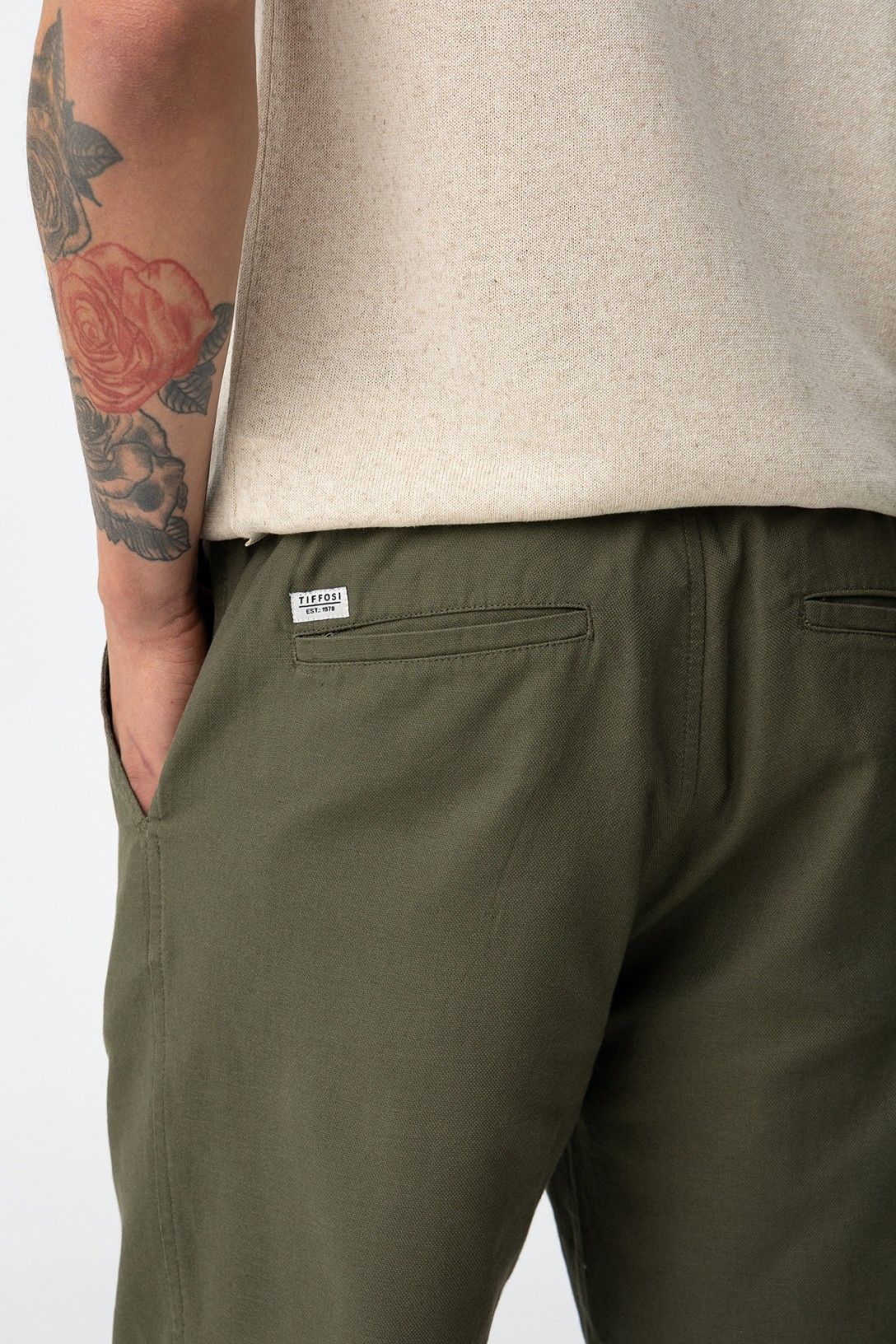 Dettaglio tasche posteriori ed etichetta Tiffosi del bermuda uomo Hendrix verde militare – Tiffosi | Frarò

