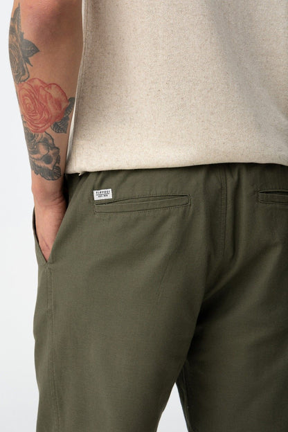 Dettaglio tasche posteriori ed etichetta Tiffosi del bermuda uomo Hendrix verde militare – Tiffosi | Frarò

