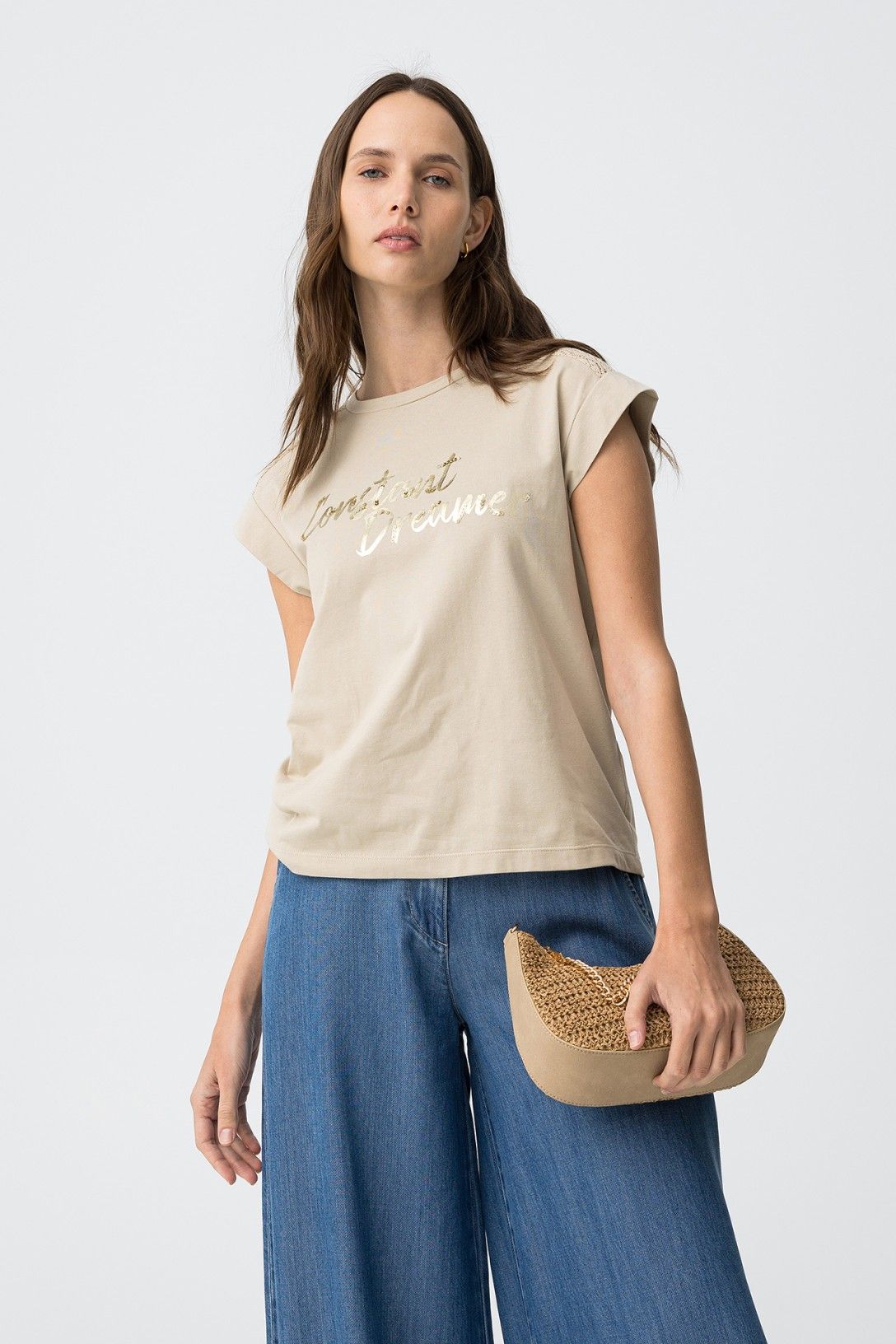 T-Shirt Horsea donna beige manica corta indossata da modella – Frarò Shop