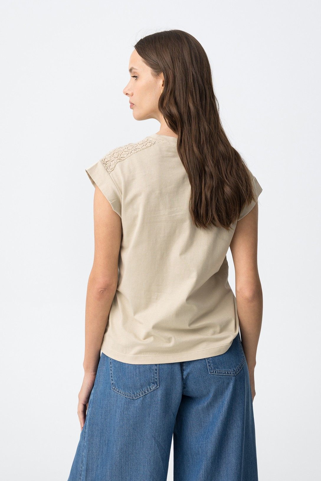 T-Shirt Horsea donna beige manica corta indossata vista posteriore – Frarò Shop