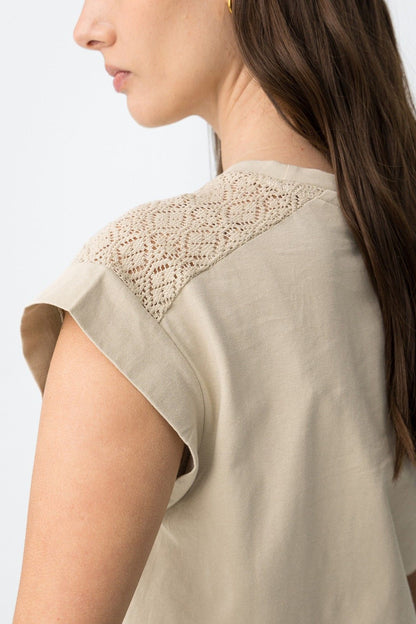 T-Shirt Horsea donna beige manica corta indossata dettaglio pizzo sulle spalle  – Frarò Shop