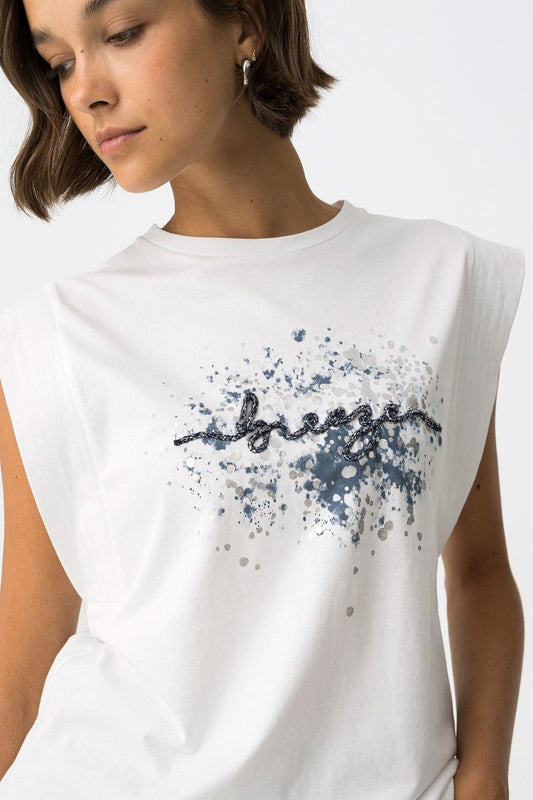Dettaglio stampa frontale t-shirt Indigo, scritta decorativa con effetto splash blu su cotone bianco, senza maniche
