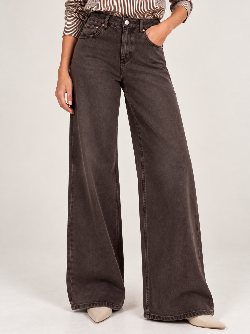 Jeans wide leg donna marrone Tiffosi Celine indossati con top in maglia avorio e sandali con fibbia – dettaglio vita e tasche anteriori