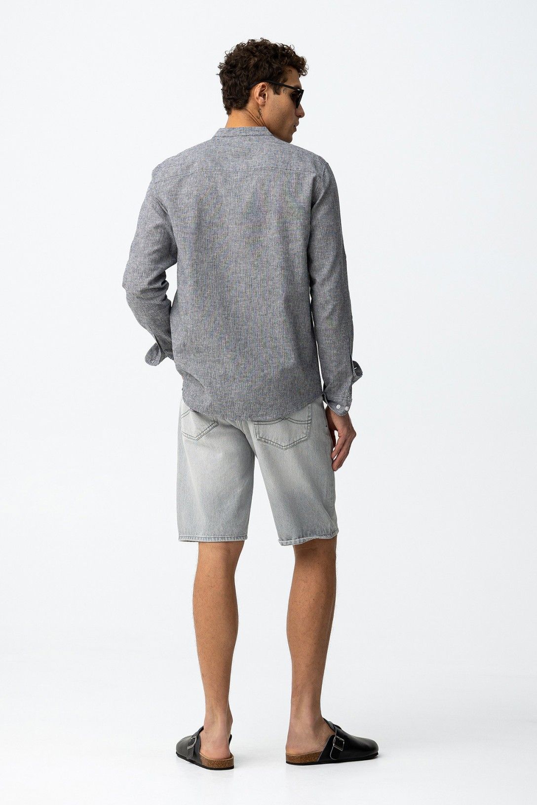 Bermuda uomo in denim grigio chiaro Jacob – look casual estivo, vestibilità rilassata - vista posteriore