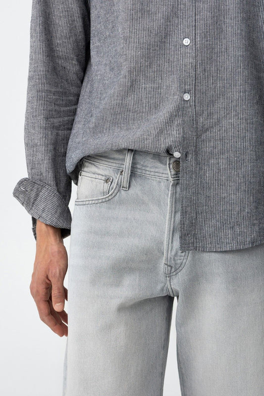 Bermuda uomo in denim grigio Jacob Frarò – pantalone corto - dettaglioabbottonatura e tasche davanti