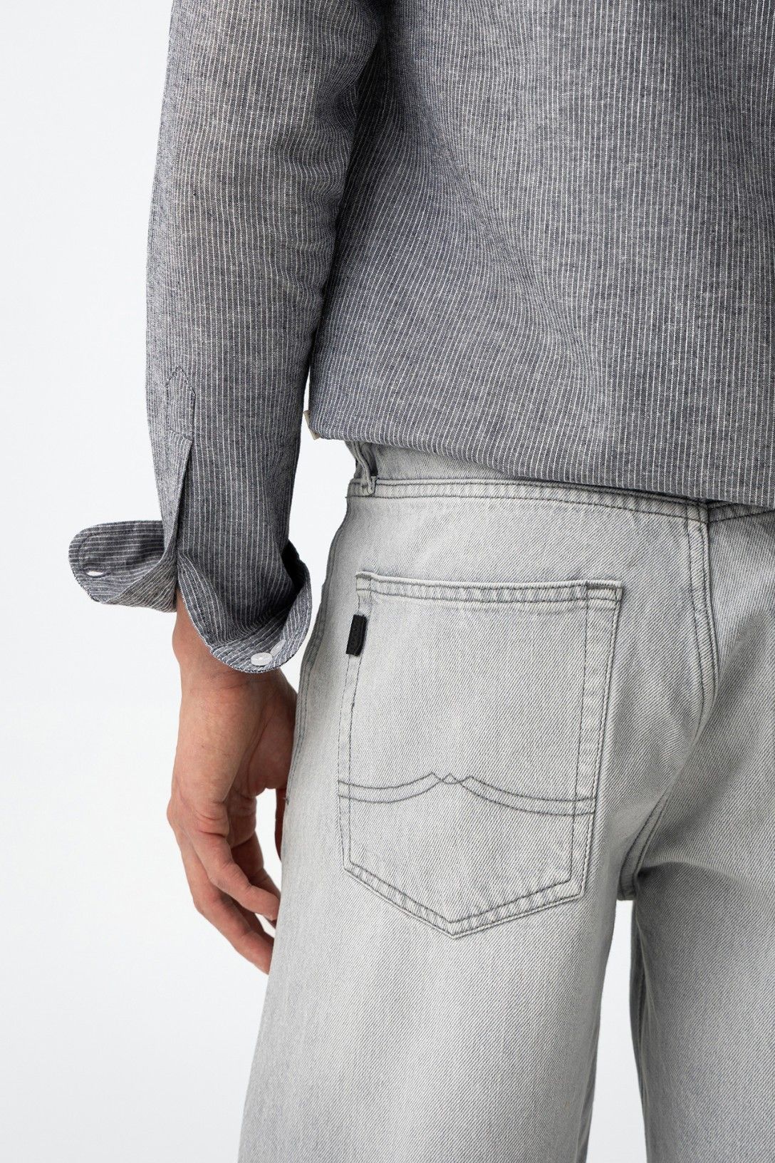 Bermuda uomo in denim grigio Jacob 54 – dettaglio cuciture a contrasto e tasche posteriori