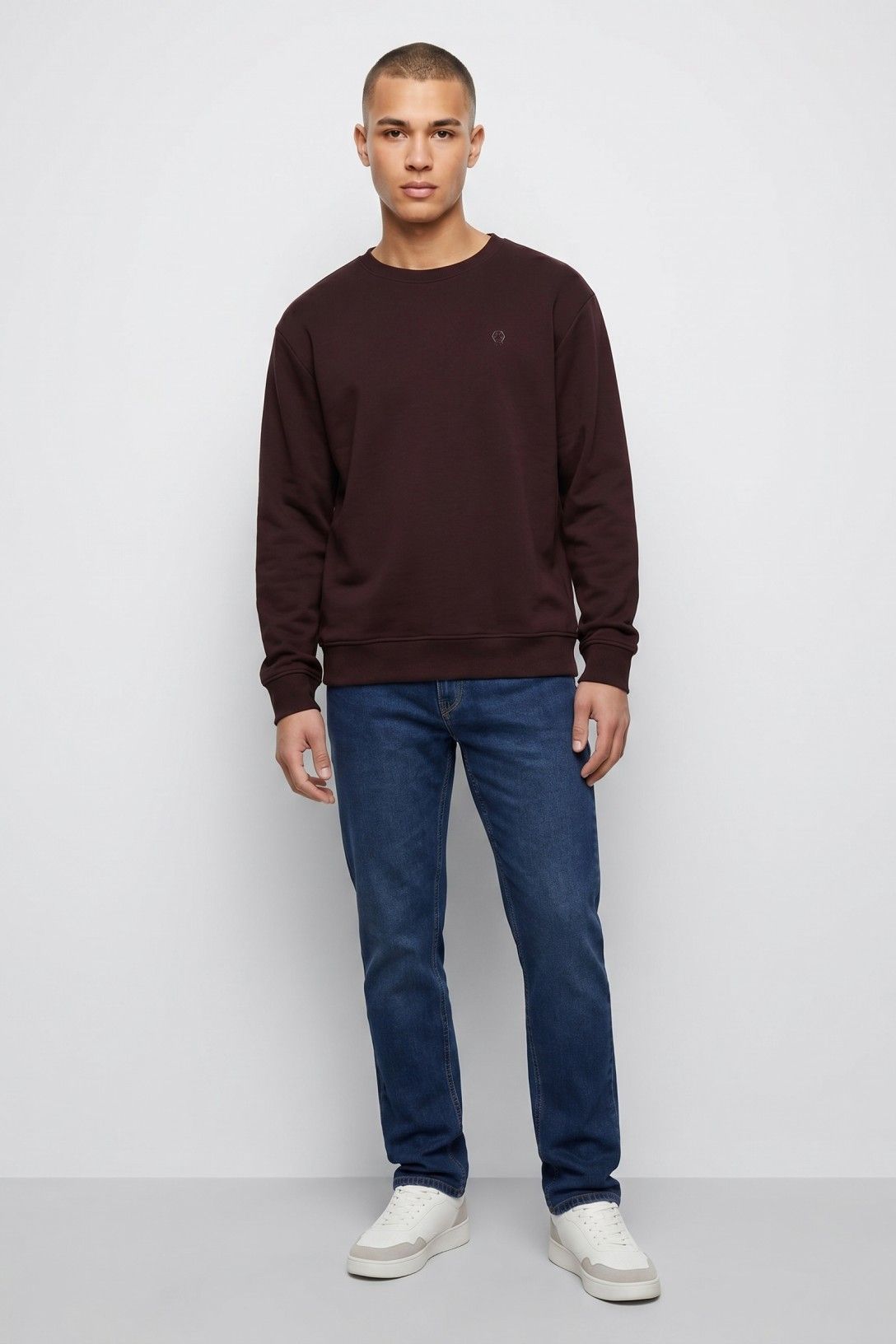Felpa uomo Jamie bordeaux Tiffosi - indossata da modello - total look abbinata a jeans basic.