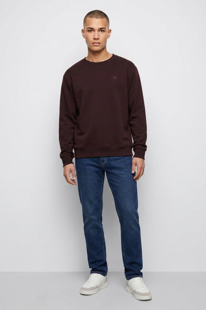 Felpa uomo Jamie bordeaux Tiffosi - indossata da modello - total look abbinata a jeans basic.