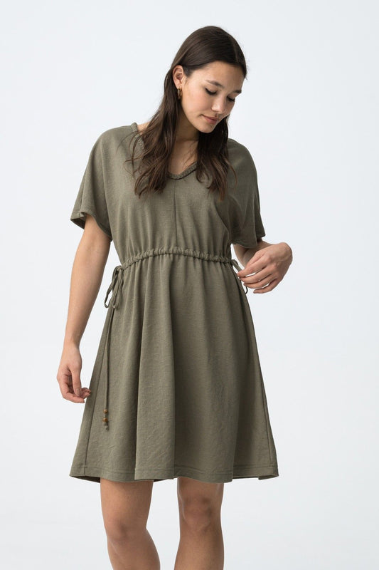 Abito Janelle donna colore verde estivo manica corta con scollo a V e cordino, elastico in vita – indossato -  Frarò Shop