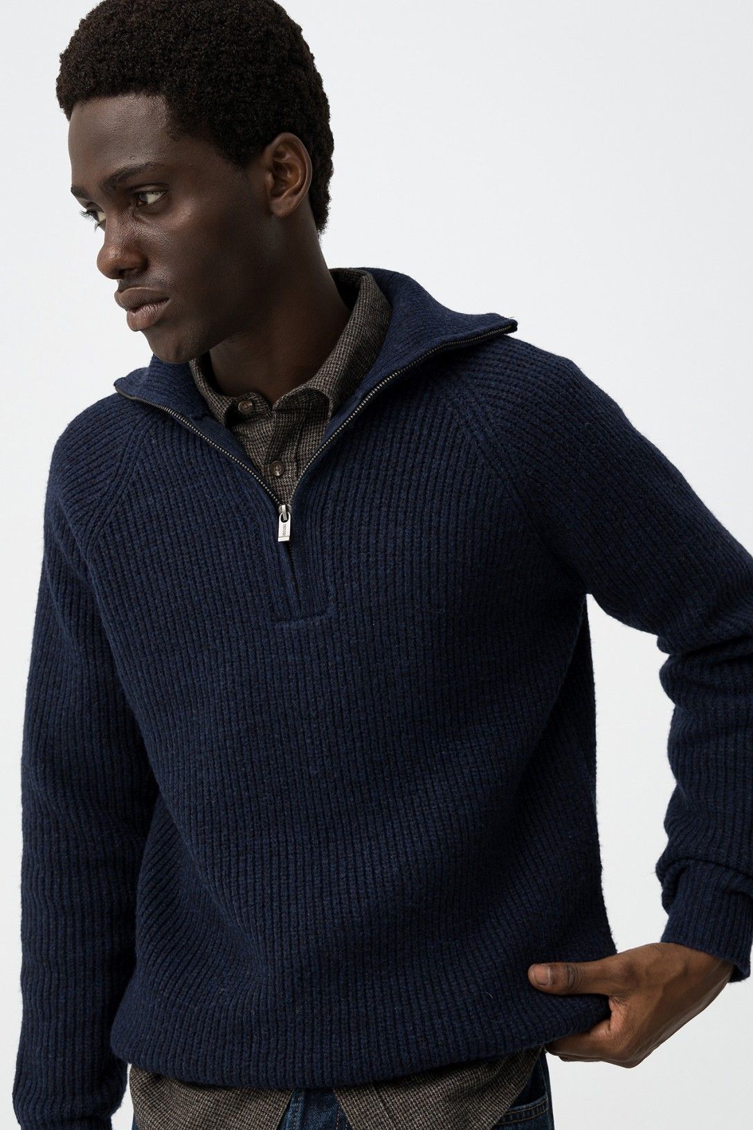 Maglione uomo con mezza zip blu - dettaglio chiusura e collo