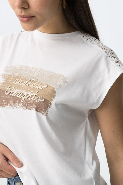 T-shirt donna Jellicent bianca – dettaglio stampa frontale in tonalità neutre, vestibilità regolare
