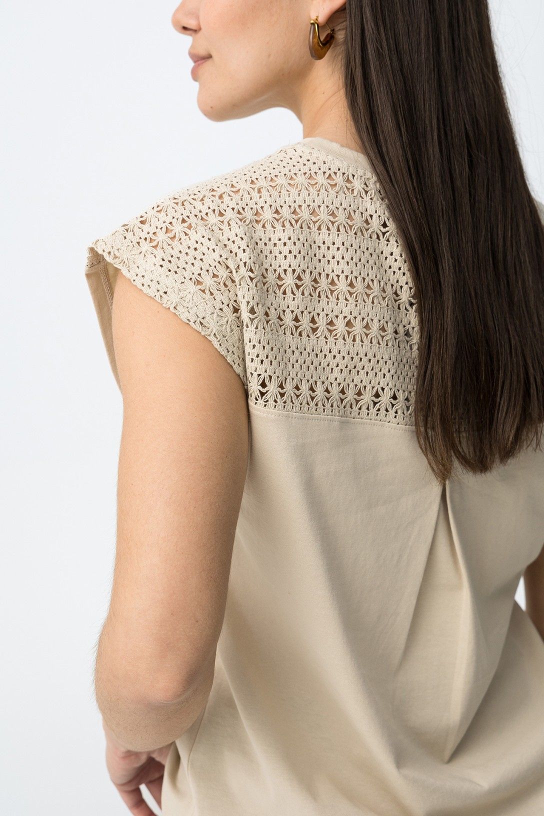T-shirt donna Jellicent beige – dettaglio lacci sulle spalle, tessuto cotone morbido collezione estiva
