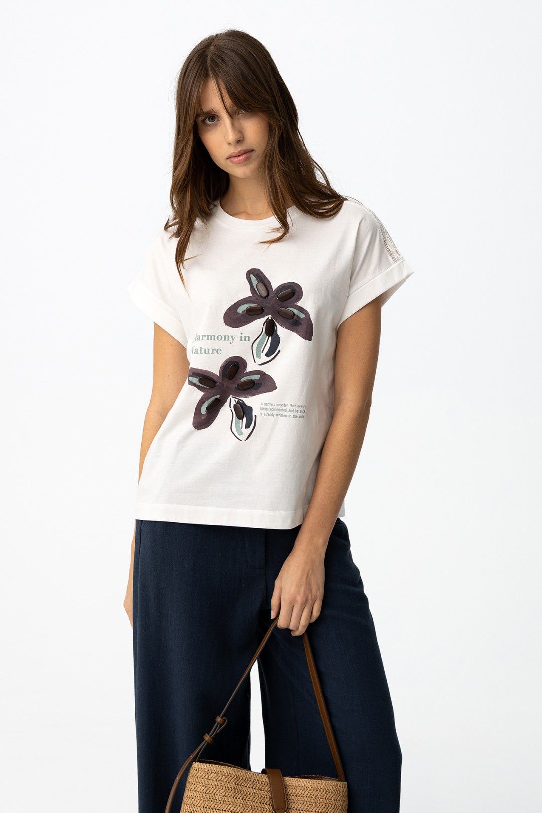 T-shirt donna Jermaine bianca – dettaglio stampa floreale scura sul davanti, tessuto cotone morbido traspirante
