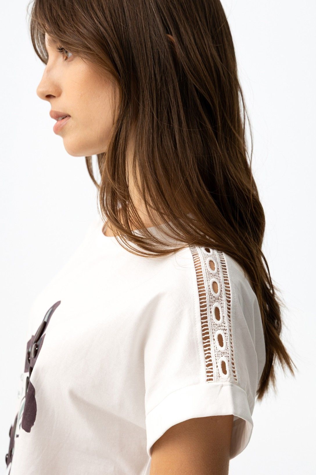 T-shirt donna Jermaine bianca – vista laterale, manica corta scollo rotondo, stampa floreale scura

