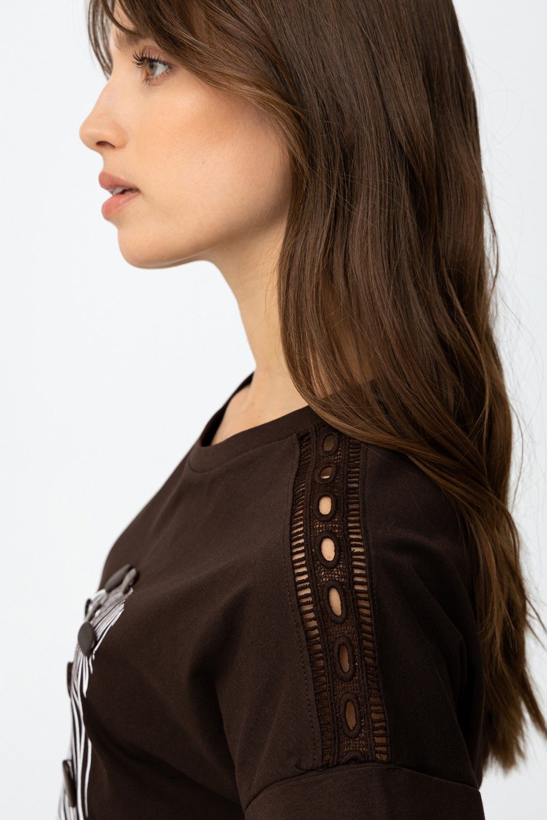 T-shirt donna Jermaine cioccolato – vista laterale, manica corta scollo rotondo, stampa floreale scura
