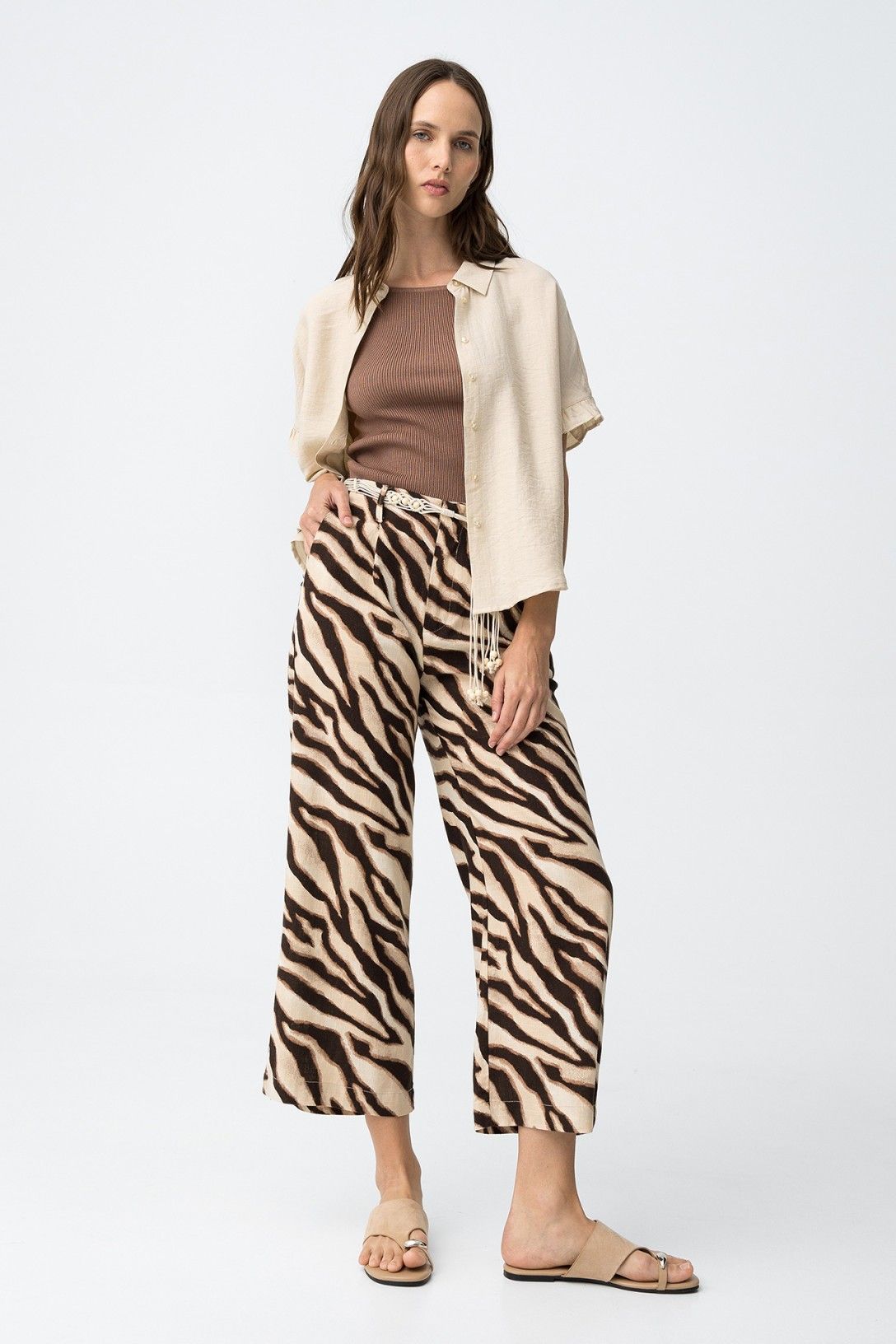 pantalone joana donna a palazzo fantasia, vista frontale indossato da modella