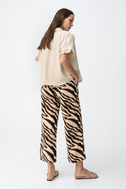 pantalone joana donna a palazzo fantasia, vista posteriore indossato da modello.