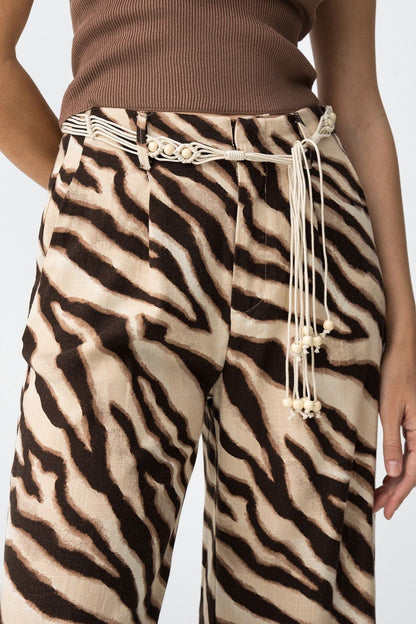 pantalone joana donna a palazzo fantasia, vista frontale - dettaglio abbottonatura e cintura