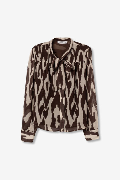 Camicia donna animalier Tiffosi Jordania – flat lay su sfondo neutro, stampa cioccolato e beige, fiocco frontale e manica lunga
