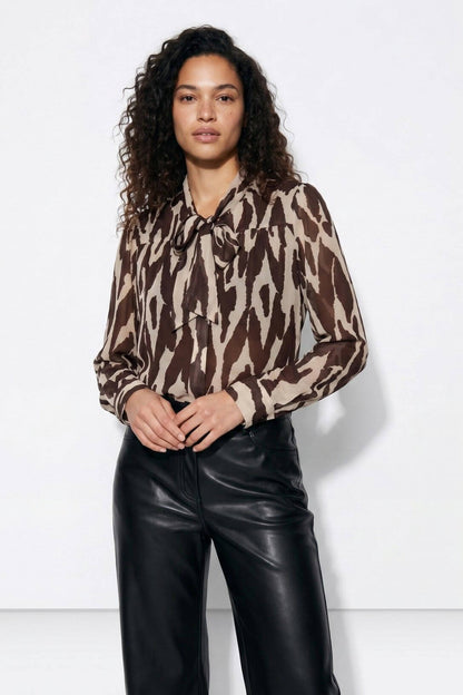 Camicia donna animalier Tiffosi Jordania indossata con pantaloni in ecopelle nera – vista frontale con fiocco e dettaglio manica
