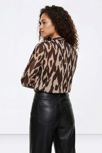 Camicia donna Tiffosi Jordania – vista posteriore con stampa animalier cioccolato e beige, vestibilità dritta e manica lunga
