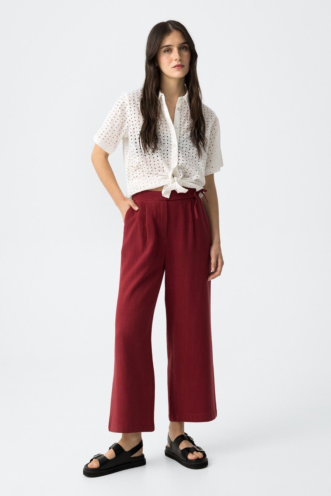 "Pantalone Capri JULIE colore amarena in lino e viscosa, vista frontale che mostra vestibilità ampia e taglio capri, abbinato a camicia bianca"