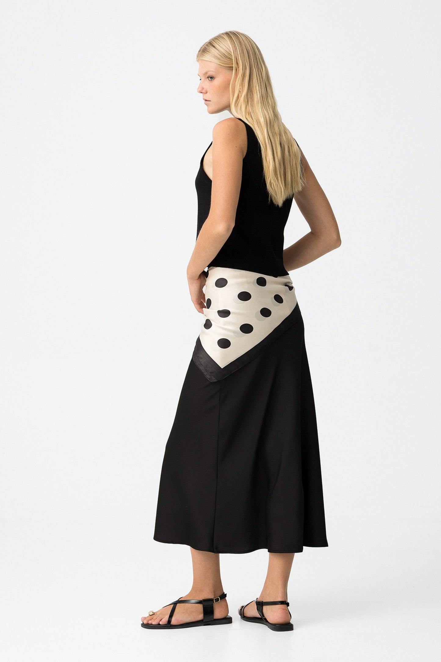Gonna midi Donna in nero Kansas_2b - vista laterale con elastico in vita e tessuto fluido nero