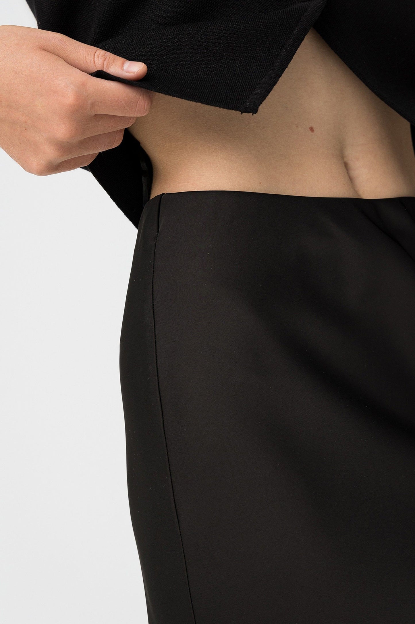 Dettaglio elastico in vita gonna midi donna Kansas_2b Tiffosi - colore nero su tessuto fluido 100% poliestere