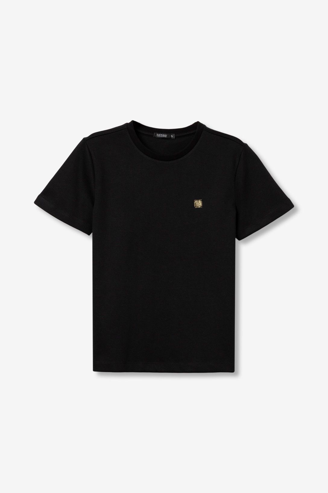T-shirt donna nera Tiffosi Kariz – flat lay su sfondo grigio, girocollo, manica corta e logo dorato sul petto sinistro
