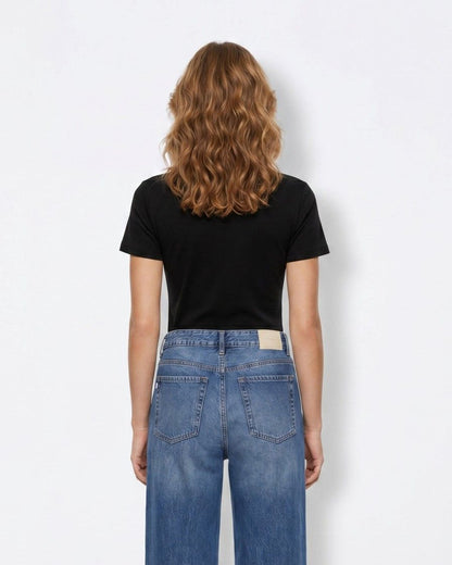 T-shirt donna nera Tiffosi Kariz – vista posteriore con jeans wide leg denim, silhouette aderente su sfondo bianco
