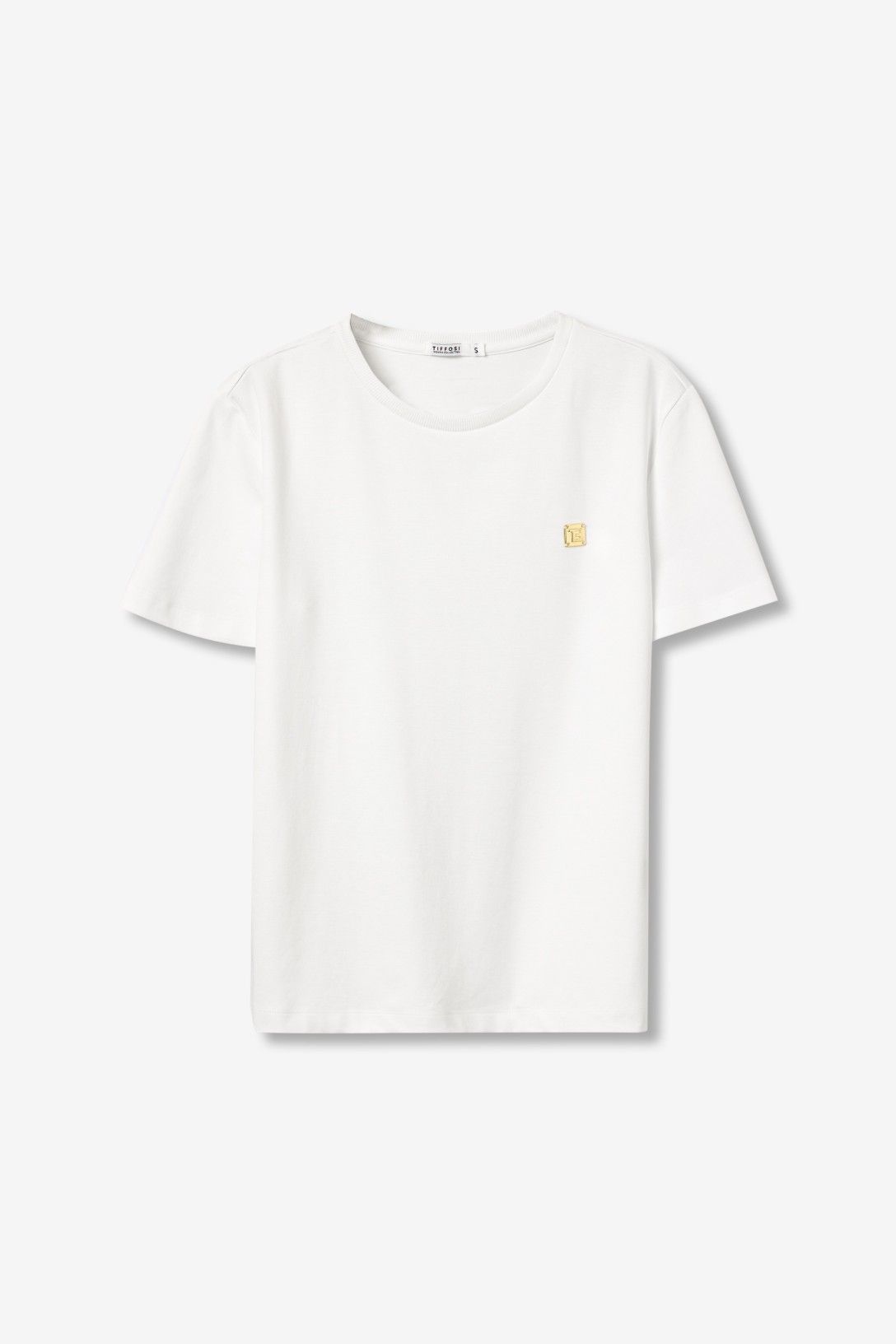 T-shirt donna bianca Tiffosi Kariz – flat lay su sfondo grigio chiaro, girocollo e logo dorato sul petto sinistro
