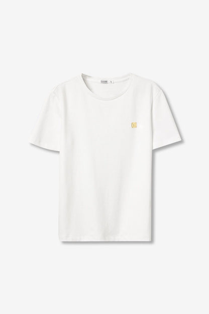 T-shirt donna bianca Tiffosi Kariz – flat lay su sfondo grigio chiaro, girocollo e logo dorato sul petto sinistro
