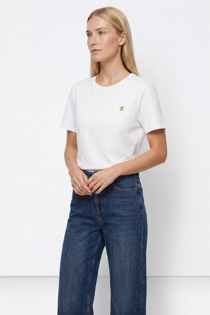 T-shirt donna bianca Tiffosi Kariz indossata – vista frontale con jeans wide leg denim scuro, look casual chic minimal
