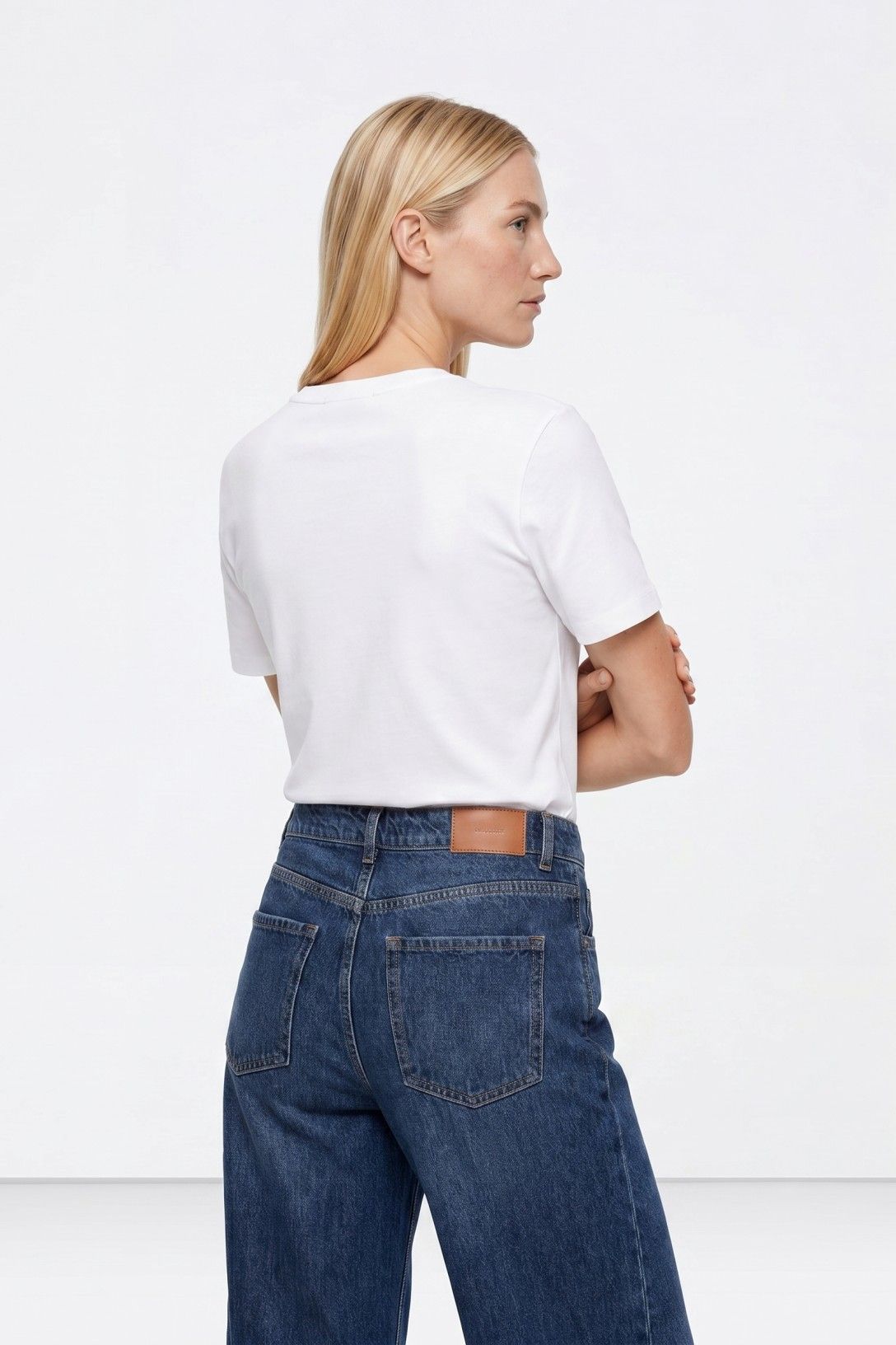 T-shirt donna bianca Tiffosi Kariz – vista posteriore con jeans wide leg denim, silhouette slim su sfondo bianco

