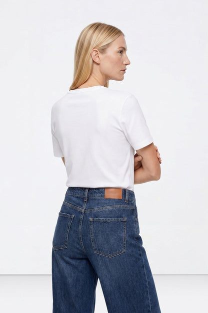 T-shirt donna bianca Tiffosi Kariz – vista posteriore con jeans wide leg denim, silhouette slim su sfondo bianco
