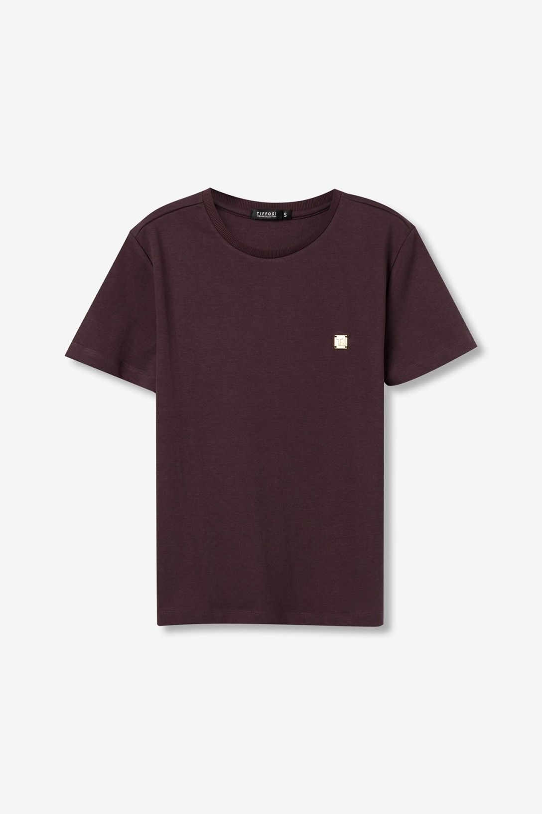 T-shirt donna wine Tiffosi Kariz – flat lay su sfondo grigio, colore vinaccio profondo, logo dorato sul petto e girocollo
