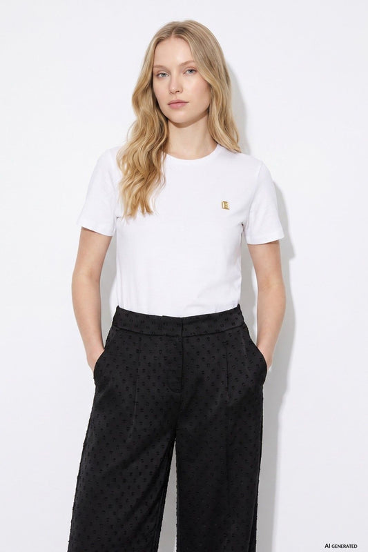 T-shirt donna bianca Tiffosi Kariz indossata – vista frontale, look casual chic minimal
