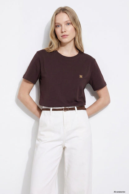 T-shirt donna wine Tiffosi Kariz indossata – vista frontale con pantalone in bianco, look casual chic minimal
