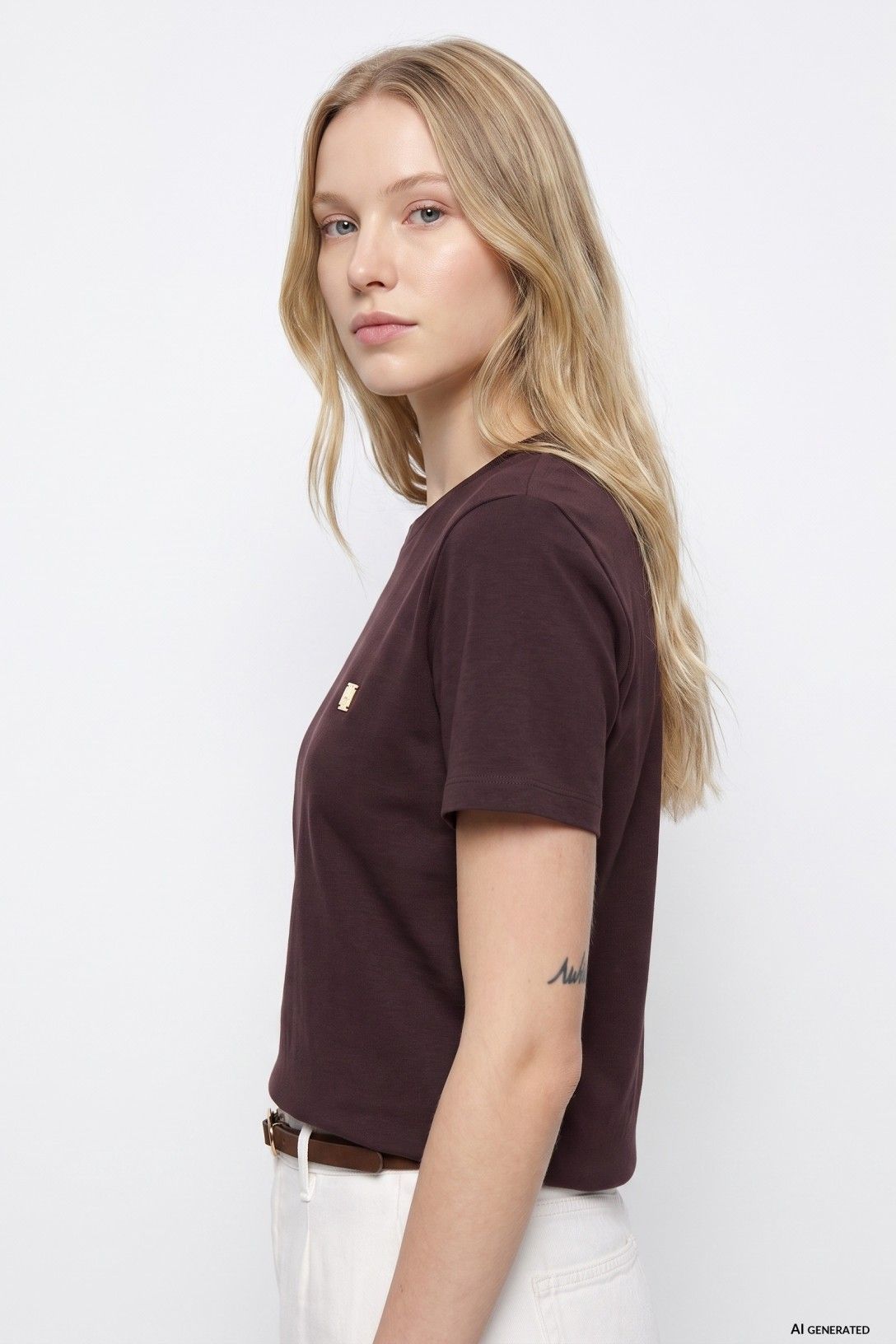 T-shirt donna wine Tiffosi Kariz indossata – vista laterale con pantalone in bianco, look casual chic minimal