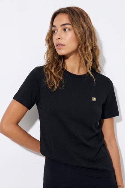 T-shirt donna nera Tiffosi Kariz indossata – dettaglio collo e logo, taglio slim e logo dorato
