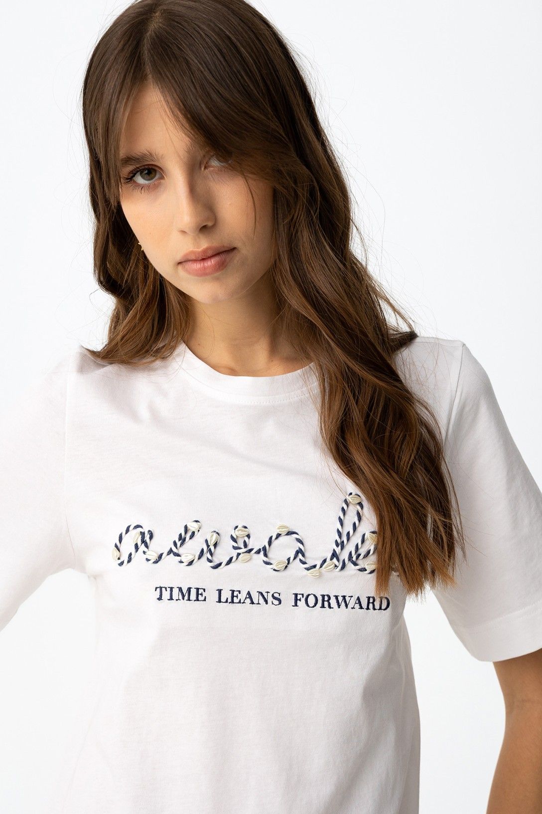 T-Shirt Donna Kaya ricamata 100% cotone - dettaglio ricamo frontale