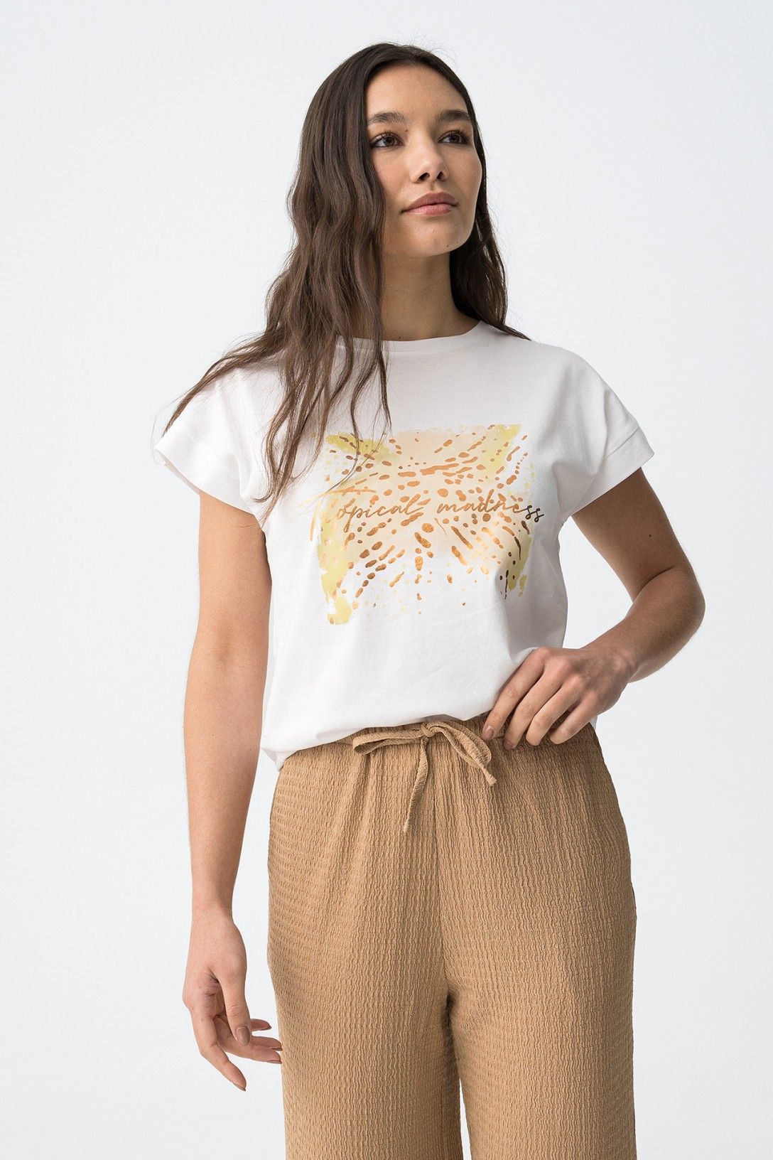 T-Shirt donna Kika cotone bianca star white - indossata da modella look casual