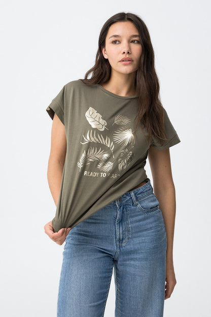T-Shirt donna Kika verde militare - indossata da modella look casual e dettaglio elasticità tessuto