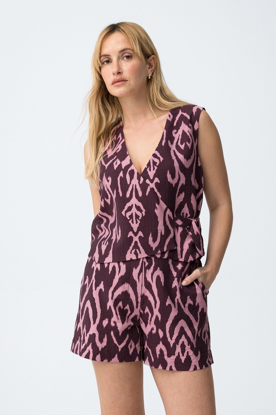 Completo donna Coordinato Kim top crop e shorts vita alta - dettaglio stampa geometrica rosa rosso