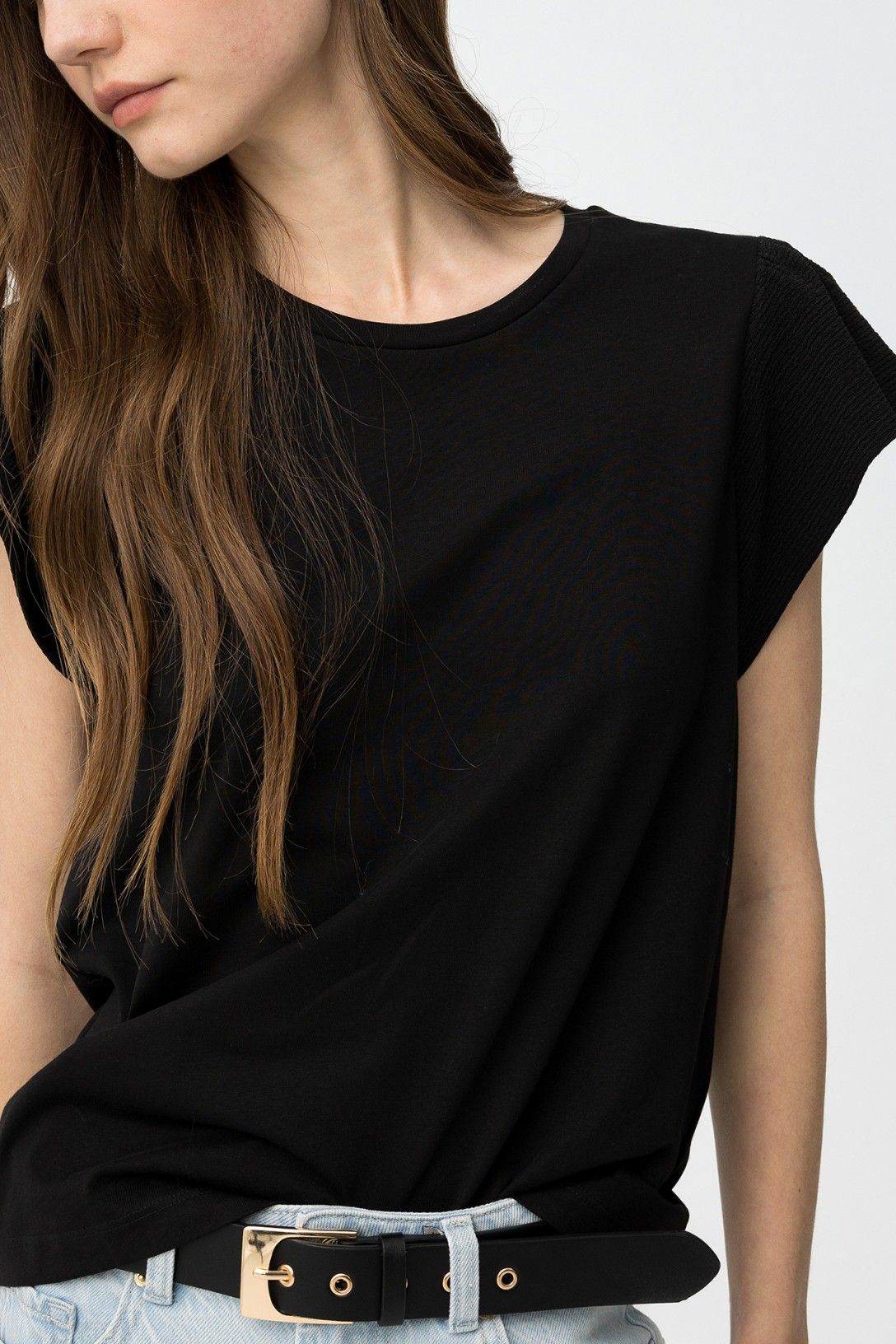 T-Shirt donna Kira Nero – dettaglio arricciatura spalla