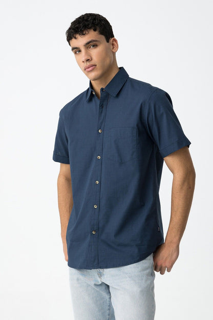 "Camicia Kobe indossata, modello uomo"