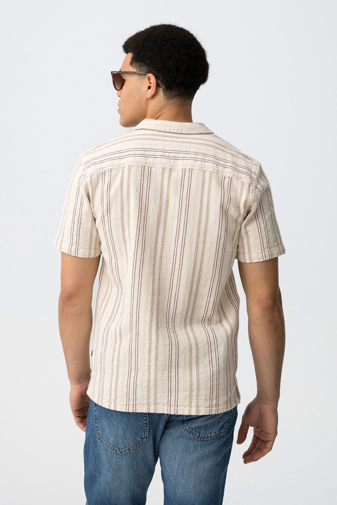 Camicia uomo Koda mezza manica a righe verticali beige, vista posteriore, collo revers in 100% cotone – Tiffosi | Frarò
