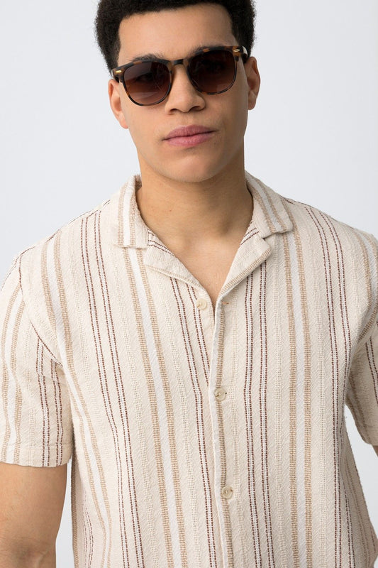 Dettaglio collo revers e fantasia a righe verticali della camicia uomo Koda in cotone beige – Tiffosi | Frarò
