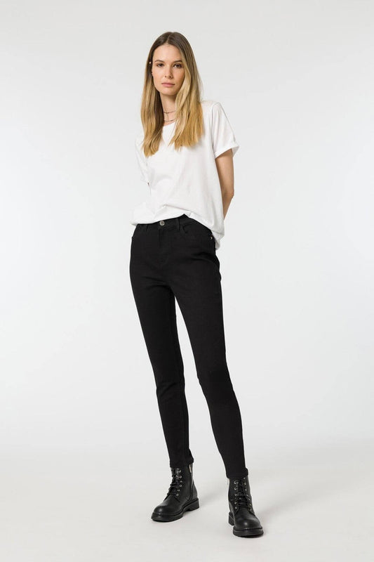 Jeans donna neri slim fit vita alta in denim elasticizzato, modello Lauren 193 Frarò, indossati su modella con t-shirt bianca e stivali combat neri