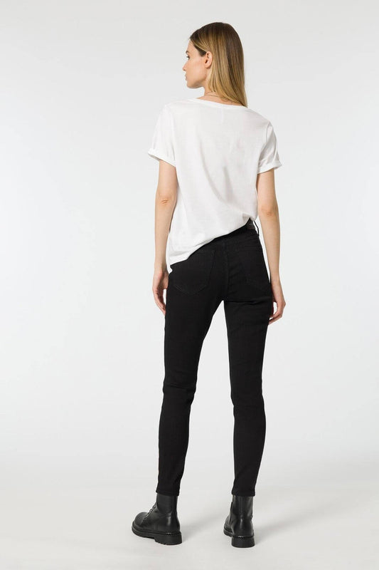 Vista posteriore jeans donna neri slim fit vita alta modello Lauren 193 Frarò, tasche posteriori e silhouette aderente, abbinati a t-shirt bianca e stivali combat neri
